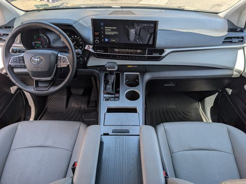 Used 2026 Toyota Sienna XLE FWD image 4