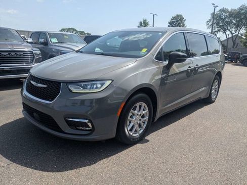 Used 2025 Chrysler Pacifica Select FWD image 8