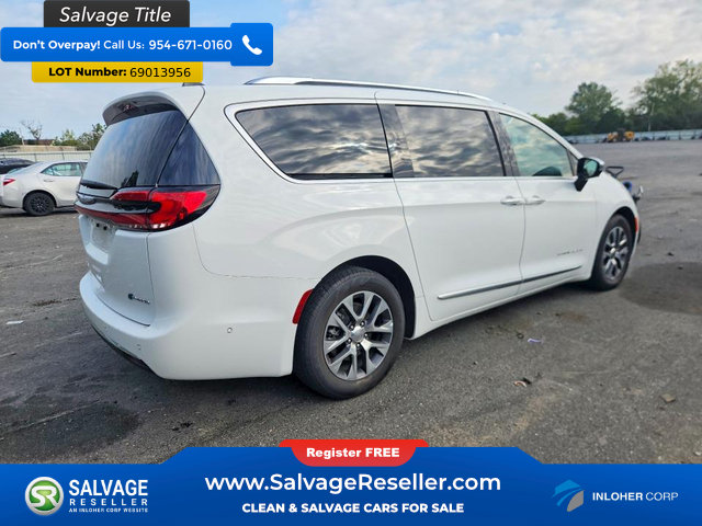 Used 2023 Chrysler Pacifica Pinnacle FWD image 4