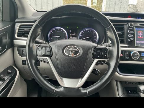Used 2019 Toyota Highlander XLE AWD/4WD image 3