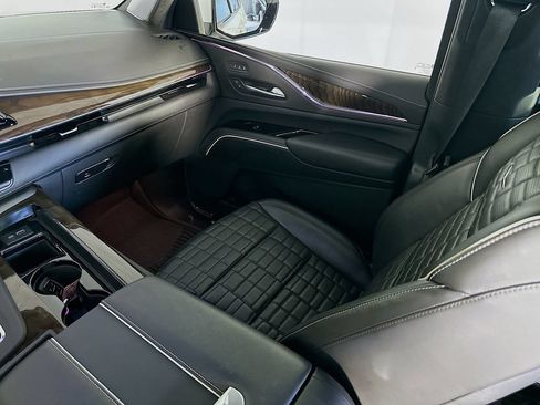 Used 2024 Cadillac Escalade ESV Sport Platinum w/ LPO, ONYX Package AWD/4WD image 31