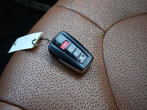 Used 2019 Toyota Avalon Limited image 15