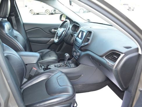 Used 2020 Jeep Cherokee Latitude Plus w/ Cold Weather Group image 8