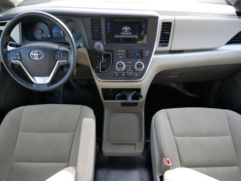 Used 2015 Toyota Sienna L image 10
