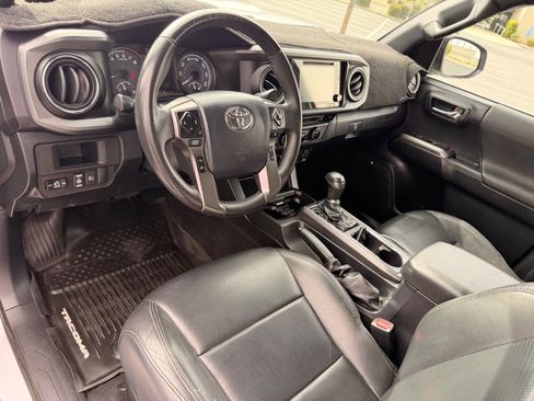 Used 2018 Toyota Tacoma TRD Sport AWD/4WD image 26
