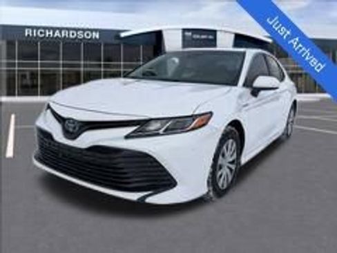 Used 2019 Toyota Camry LE image 1