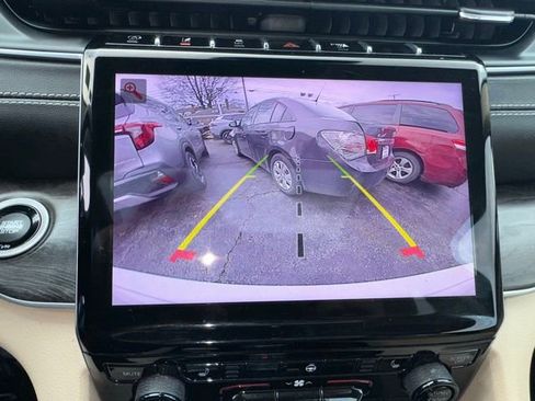 Used 2022 Jeep Grand Cherokee Limited image 15