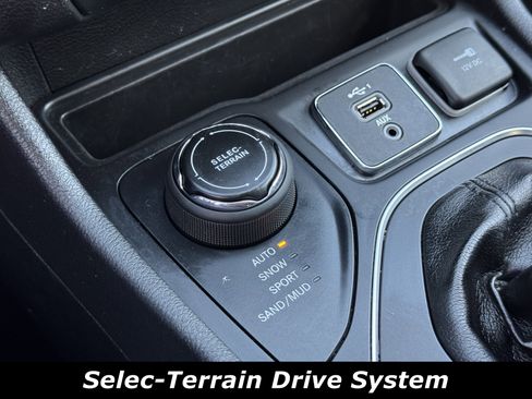 Used 2020 Jeep Cherokee Latitude Plus w/ Cold Weather Group image 11