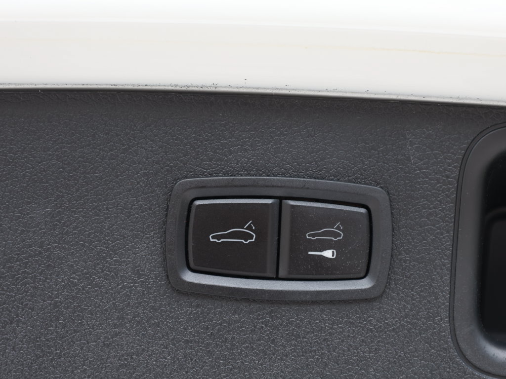 Used 2023 Porsche Macan Turbo AWD/4WD image 9