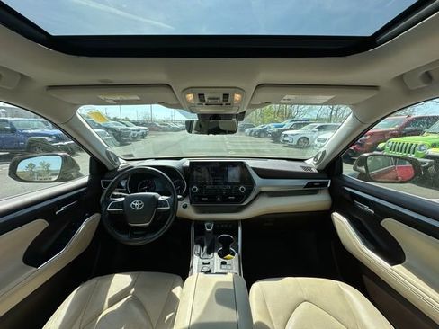 Used 2021 Toyota Highlander Platinum image 2