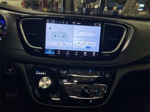 Used 2023 Chrysler Pacifica Touring-L w/ S Appearance Package image 21