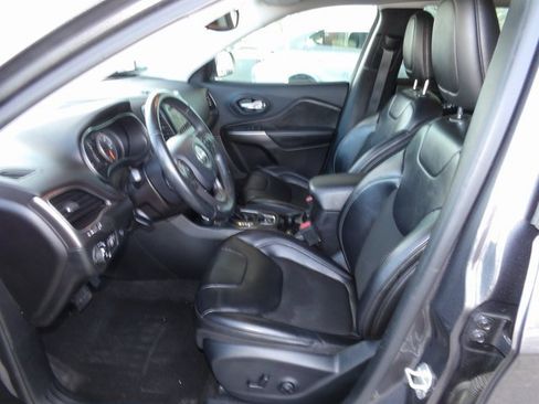 Used 2019 Jeep Cherokee Latitude Plus w/ Comfort/Convenience Group image 17