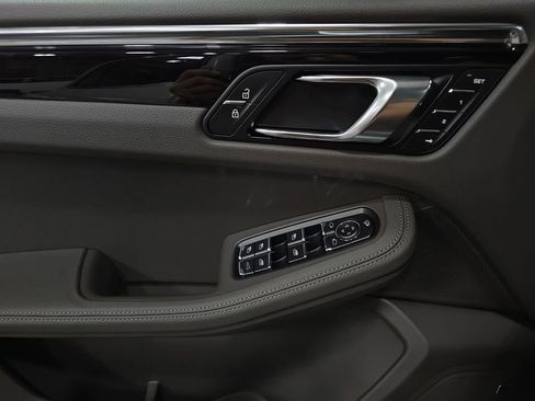Used 2025 Porsche Macan image 21