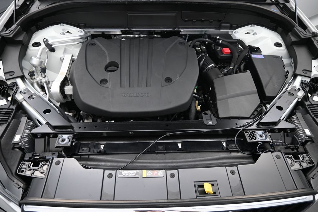 Certified 2022 Volvo XC60 B5 Momentum w/ Advanced Package FWD image 12