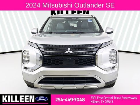 Used 2024 Mitsubishi Outlander SE image 2