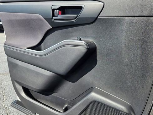 Used 2024 Toyota Highlander LE image 11