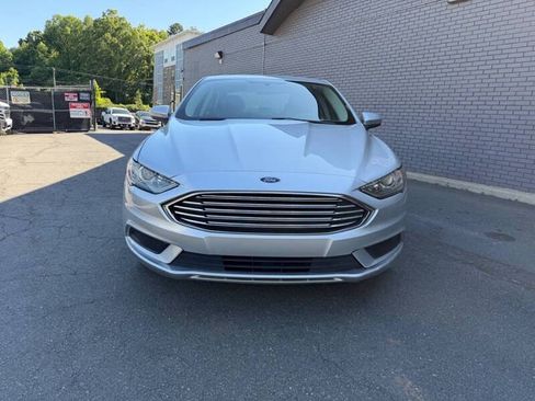 Used 2017 Ford Fusion SE FWD image 2