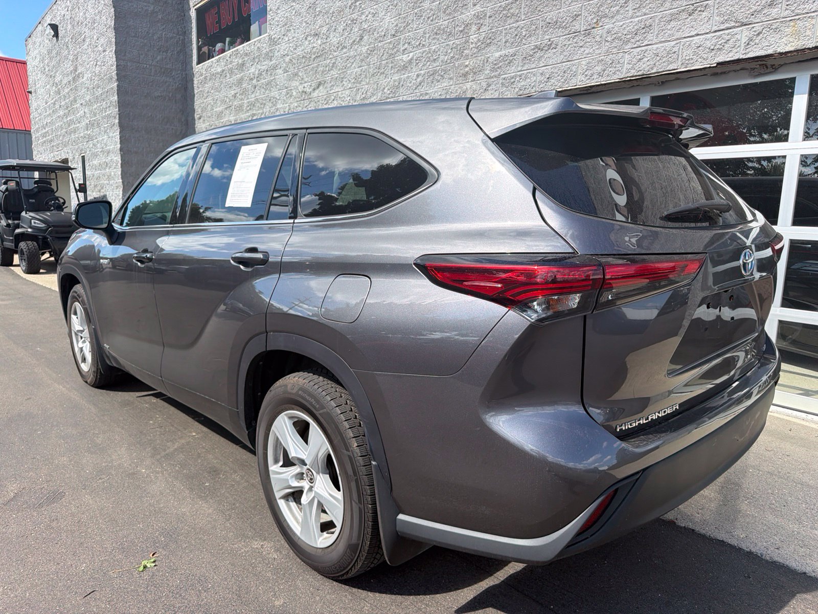 Used 2021 Toyota Highlander LE AWD/4WD image 4