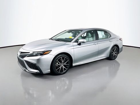 Used 2023 Toyota Camry SE image 3