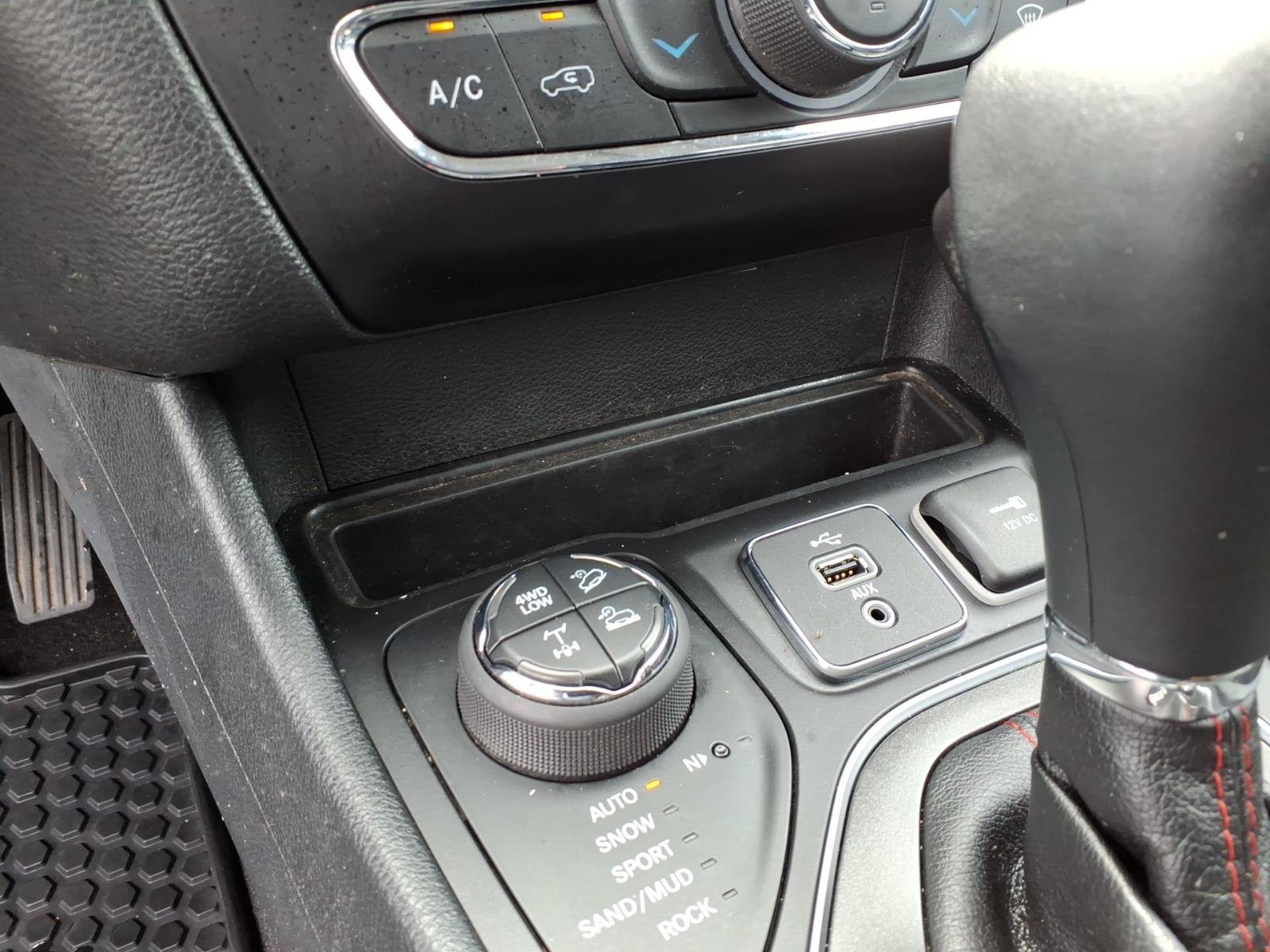 Used 2019 Jeep Cherokee Trailhawk w/ Comfort/Convenience Group AWD/4WD image 15