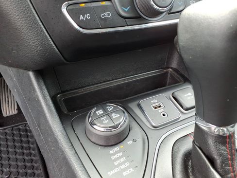 Used 2019 Jeep Cherokee Trailhawk w/ Comfort/Convenience Group AWD/4WD image 15