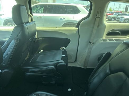 Used 2024 Chrysler Pacifica Touring-L image 10