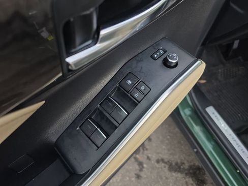 Used 2024 Toyota Highlander Limited image 33