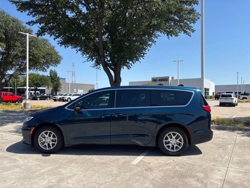 Used 2025 Chrysler Pacifica Select FWD image 8