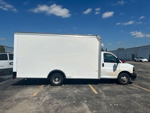 Used 2020 Chevrolet Express 3500 w/ Driver Convenience Package RWD image 4