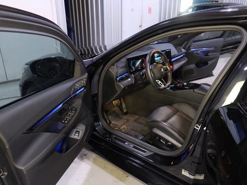 Used 2025 BMW M5 w/ Carbon Package image 18