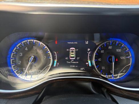 Used 2023 Chrysler Pacifica Limited FWD image 16
