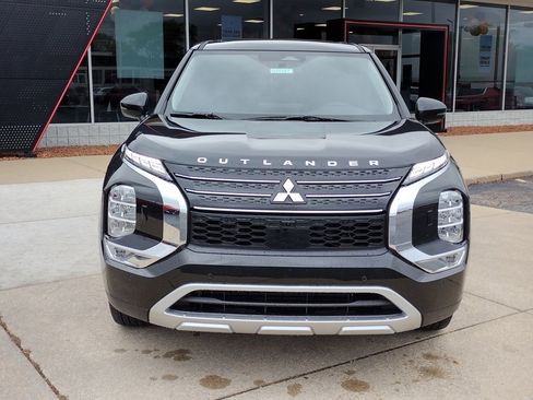 New 2025 Mitsubishi Outlander SE image 13