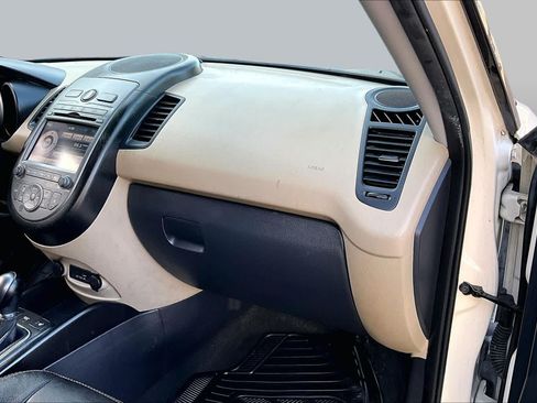 Used 2013 Kia Soul ! w/ Premium Pkg FWD image 17