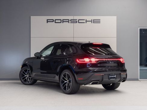 Certified 2025 Porsche Macan image 3
