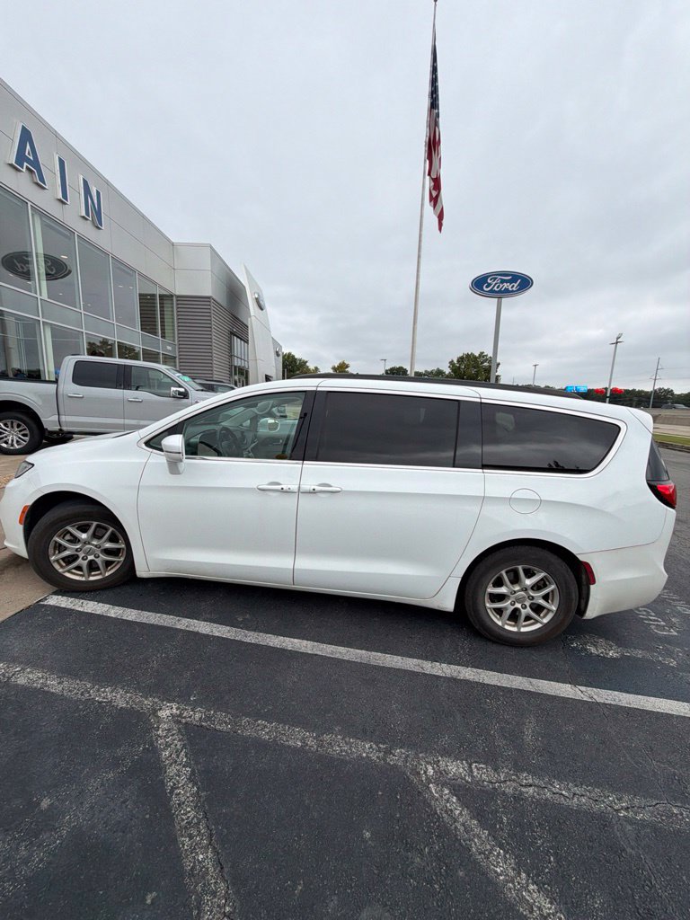Used 2022 Chrysler Pacifica Touring-L FWD image 8