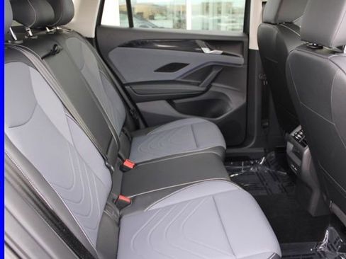 Used 2025 Volkswagen Tiguan SE image 21