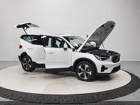 Used 2024 Volvo XC40 B5 Plus AWD/4WD image 10
