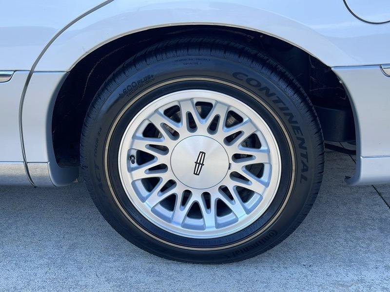 Used 1999 Lincoln Town Car Signature RWD image 17