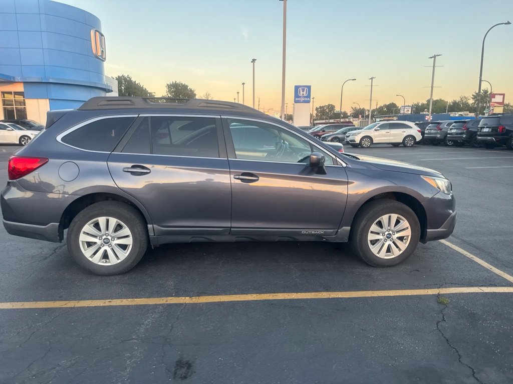 Used 2017 Subaru Outback 2.5i Premium AWD/4WD image 1