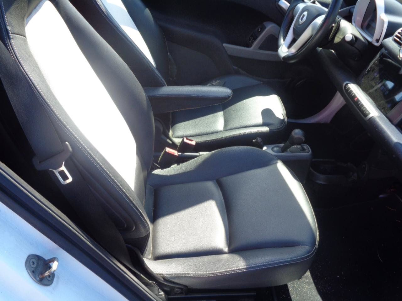 Used 2013 smart fortwo passion RWD image 12
