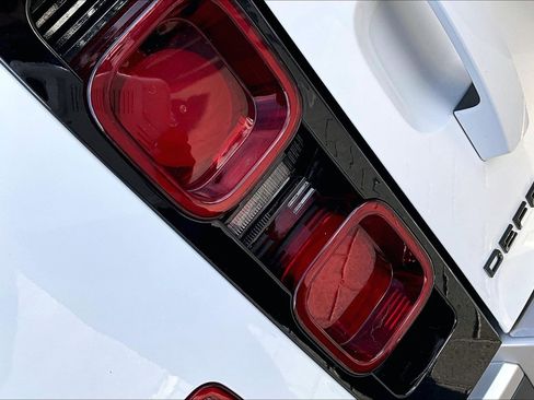 Used 2023 Land Rover Defender 130 SE image 29