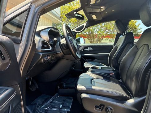 Used 2025 Chrysler Pacifica Select FWD image 12