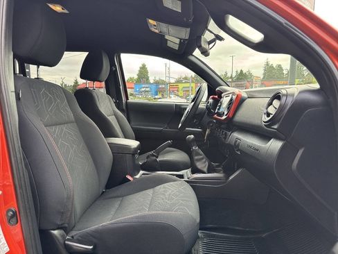 Used 2017 Toyota Tacoma TRD Sport w/ Tow Package AWD/4WD image 17