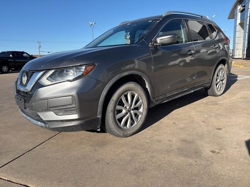 Used 2018 Nissan Rogue SV image 2