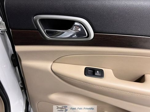 Used 2018 Jeep Grand Cherokee Laredo image 28