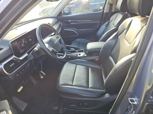 Used 2025 Kia Telluride S image 3