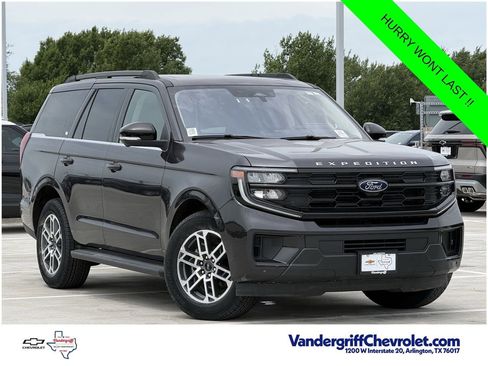 Used 2025 Ford Expedition Active AWD/4WD image 2