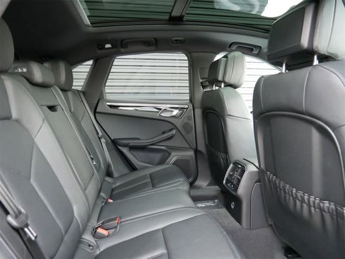 Used 2025 Porsche Macan image 27