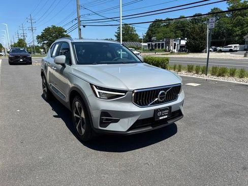 Certified 2025 Volvo XC40 B5 Plus AWD/4WD image 6