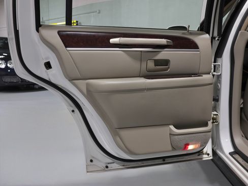 Used 2008 Lincoln Town Car Signature Limited RWD image 72